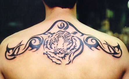 Interesante tatuaje tribal con la cabeza del tigre en el centro
