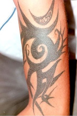 Schwarzes Zeichen Tribal Arm Tattoo