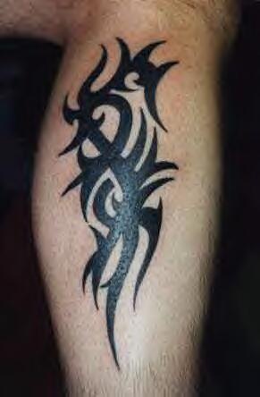 Clásico tatuaje tribal en tinta negra