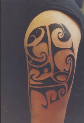 Interessantes schwarzes Tribal Tattoo an der Schulter