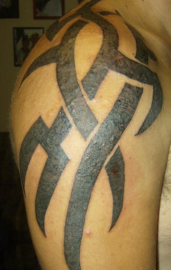 Le tatouage tribale de l"épaule avec un  motif tressé