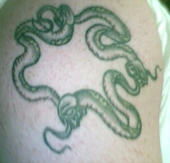 Tatuaje de tres serpiente compiendo uno a otro