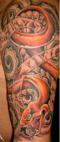 Tatuaggio impressionante il serpente arancio & i fiori