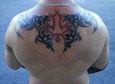 Precioso tatuaje tribal en negro y rojo en la espalda