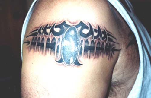 Tatuaje en el hombro estilo tribal