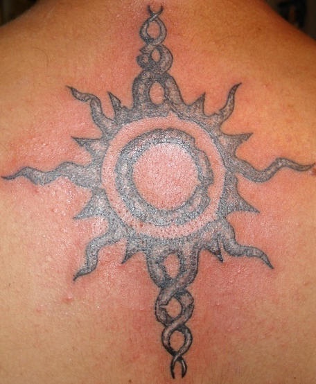 Tattoo von tribal Sonennsymbol