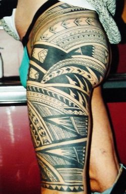 Gran tatuaje en la pierna estilo tribal con muchas líneas