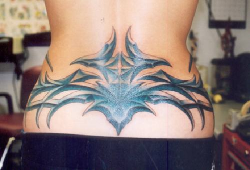 Gran tatuaje en la espalda en tinta negra