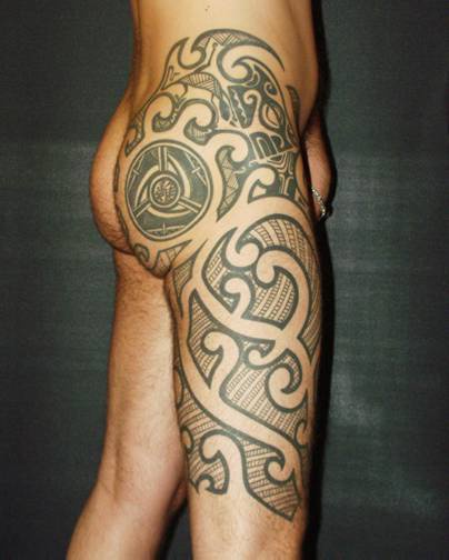 Tribal leg tattoo with circle on buttock