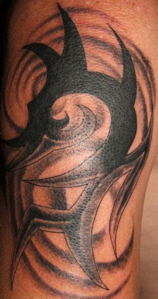 Tatuaje en tinta oscura el signo tribal