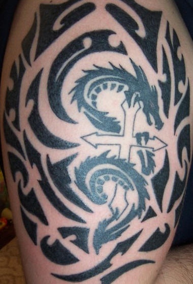 Gran tatuaje estilo tribal con el dragón y la cruz
