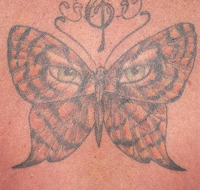 Ojos del tigre en mariposa tatuaje en color