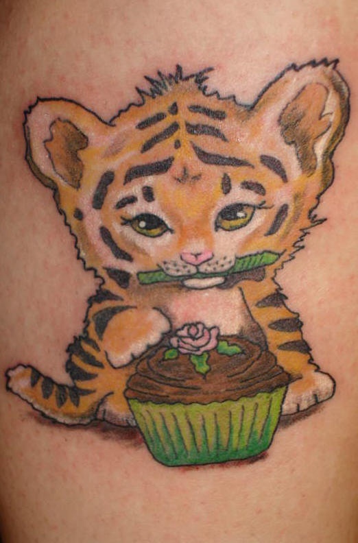 Nettes Tigerjunge mit Cupcake Tattoo