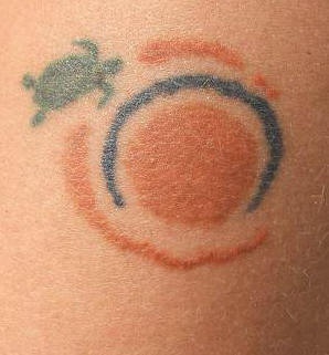 Tatuaggio semplice piccola tartaruga e il sole