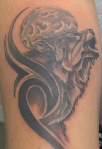 Tatuaggio il lupo che ulula & la luna