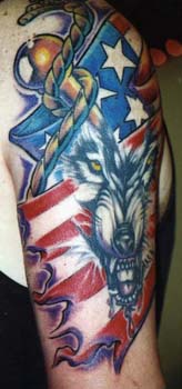 Tattoo mit verärgertem Wolf  auf amerikanischer Flagge