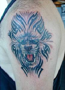 Tatuaggio terribile sul deltoide la faccia del lupo aggressivo