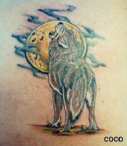 Tatuaggio colorato il lupo che ulula alla luna