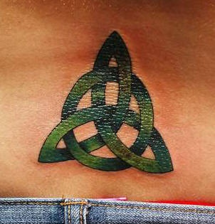 Tatuaje verde del símbolo de trindad