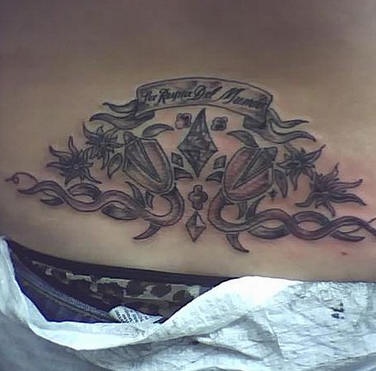 Tattoo mit Schildkröten und Inschrift am unteren Rücken
