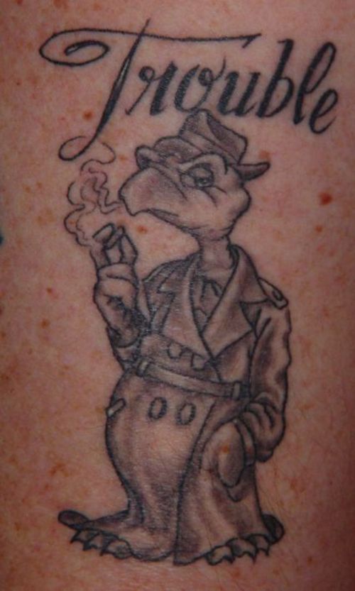 Tattoo mit rauchender Schildkröte-Detektiv und Inschrift Trouble