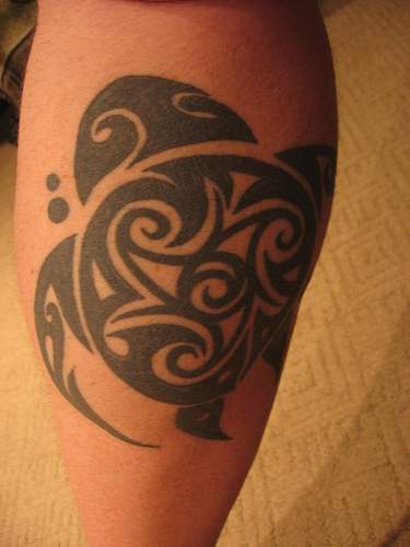 Tatuaggio in stile tribale sulla gamba la tartaruga