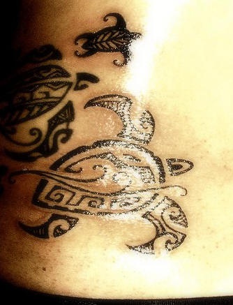 Tatuaggio nero sul fianco la famiglia delle tartarughe