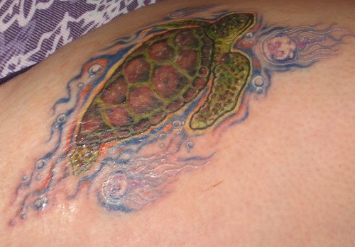 Tattoo mit farbiger Schildkröte in blauem Wasser