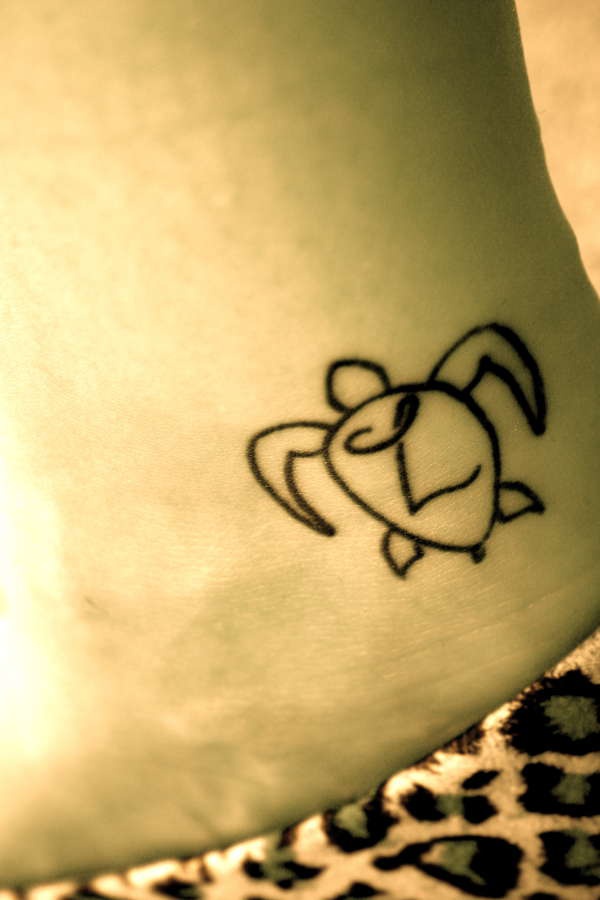 Tatuaggio semplice sul fianco piccola tartaruga con la lettera L