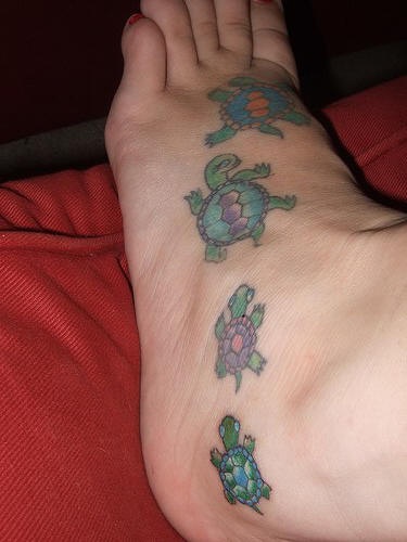 Farbige Schildkröten tanzen Tattoo am Fuß