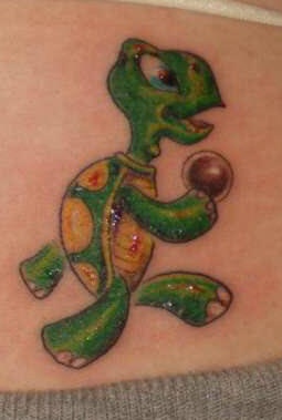 Tatuaggio carino la tartaruga verde con la palla