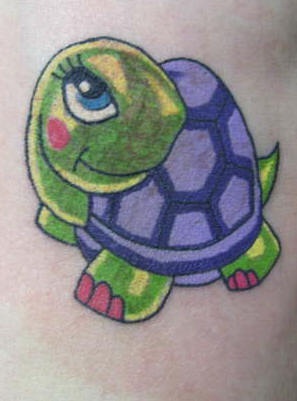 Schönes Cartoonische Schildkröte mit rosa Nägel auf Tattoo