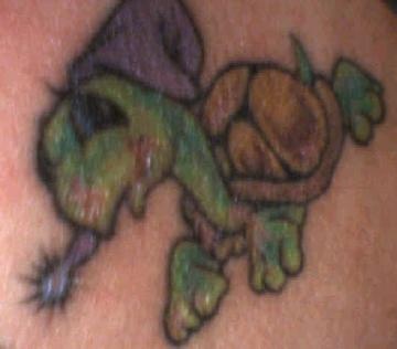 Tatuaggio piccolo la tartaruga con il capello viola