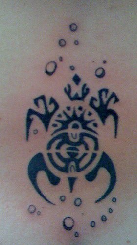 Tattoo mit schwarzer Schildkröte im tribal Stil