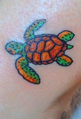 Kleines mehrfarbiges Tattoo mit Schildkröte