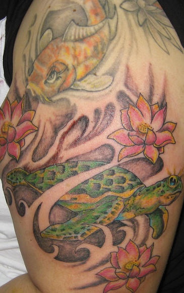 El tatuaje de una tortuga, un pez koi y una flor de loto en el brazo o hombro