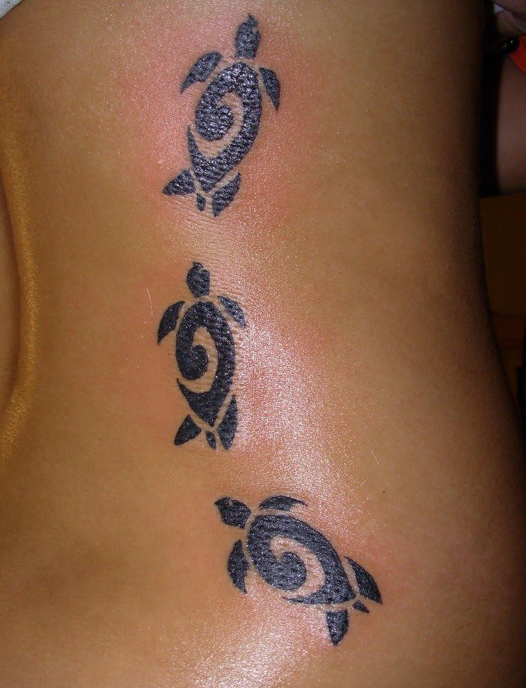 Tatuaggio sul fianco tre disegni in forma delle tartarughe