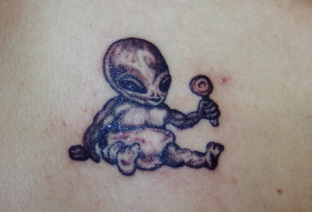 Tattoo von neugeborenem Alien