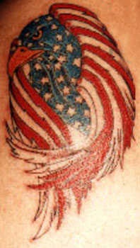 Bandiera americana colorata e aquila tatuaggio