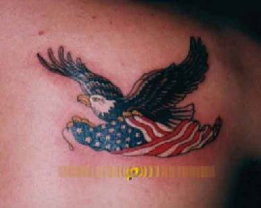 Aquila con bandiera americana tatuaggio