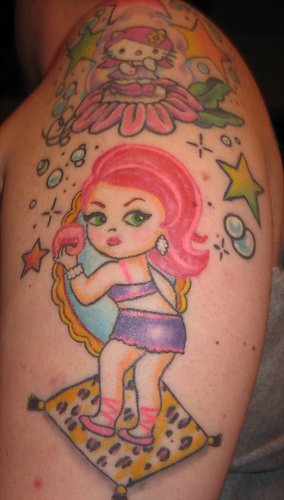 Tattoo vom Mädchen und Hello Kitty am Oberarm