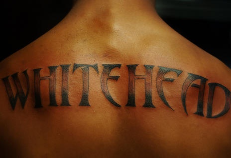 Inschrift &quotWhitehead" am oberen Rücken Tattoo
