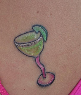 Tatuaggio colorato sulla schiena il calice con limone verde