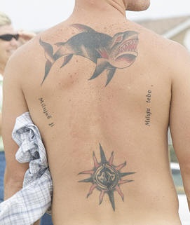 Böser Fisch am oberen Rücken ober Inschriften Tattoo