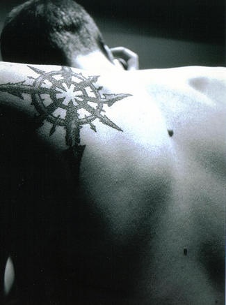 Tatuaggio sulla spalla la stella nautica