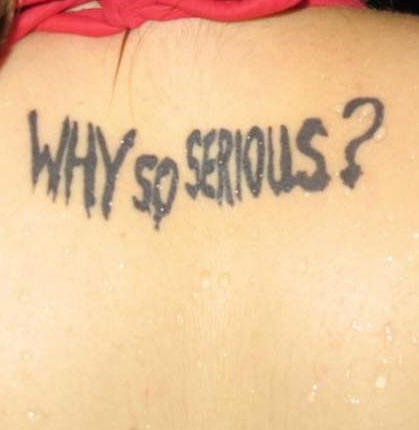 Tatuaggio sulla schiena la scritta &quotWHY SO SERIOUS"