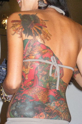 Gran tatuaje en la espalda en color Geisha sentada