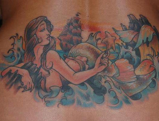 Le tatouage de haut du dos avec une fée dormant dans le mer