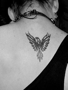 Tatuaggio delicato sulla schiena il disegno in forma dell&quotaquila