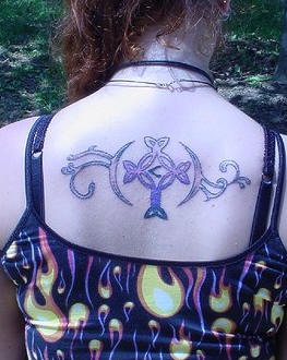 Tatuaggio sulla schiena il disegno in stile tribale
